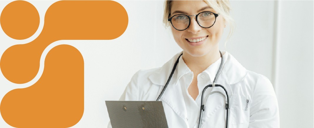 Operatrice sanitaria con laptop